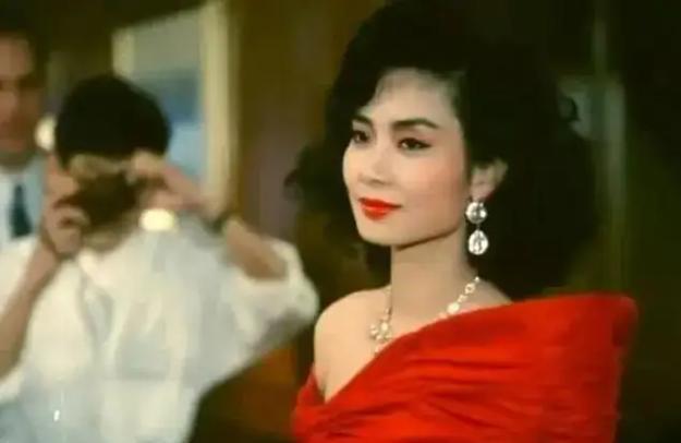 邝美云|拒做赌王五太，甩郑裕彤儿子闯出亿万身家，邝美云身后大佬有多牛