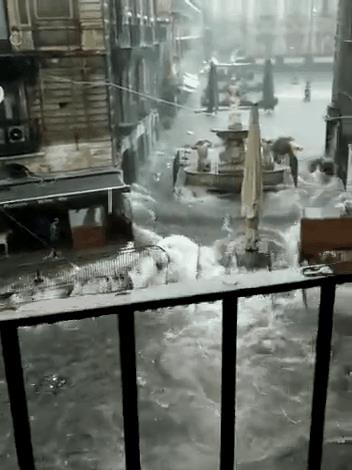 在翻云覆雨的大自然面前,人类太渺小了…