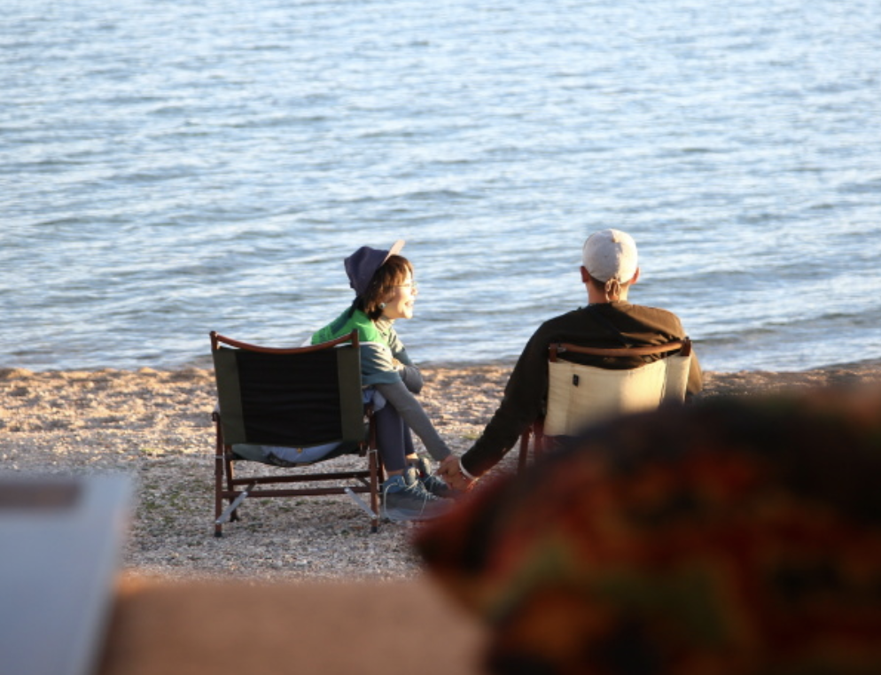 黄雅莉|黄雅莉晒夫妻合影庆祝相爱18周年，两人牵手看海，甜蜜依偎超浪漫