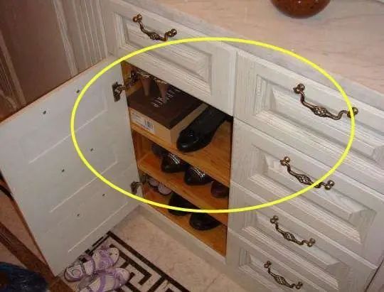 邻居家凿鞋柜竟砸掉我家一半公共墙,头回遇到这种事,谁来评评理!