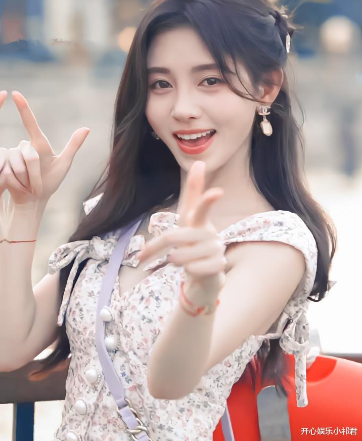 鞠婧祎|鞠婧祎下班路透照，元气满满，当她“嘟嘴”的那一刻有被可爱到