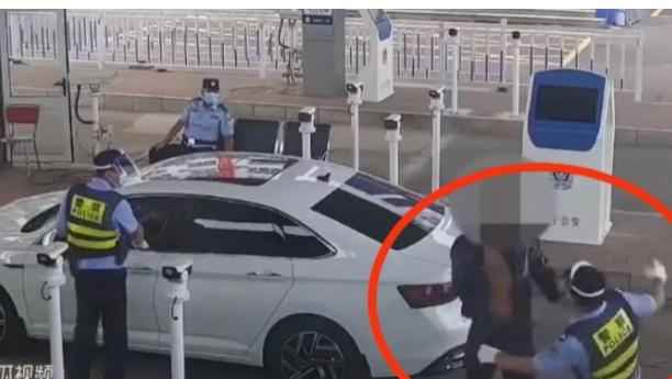 辽宁葫芦岛，一民警带着两名辅警，到某检查站执勤，期间，一辆白色轿车驶入检查站
