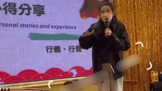 王祖贤 王祖贤罕见现身聚会！扎马尾面貌年轻像20岁，打扮得像时尚博主