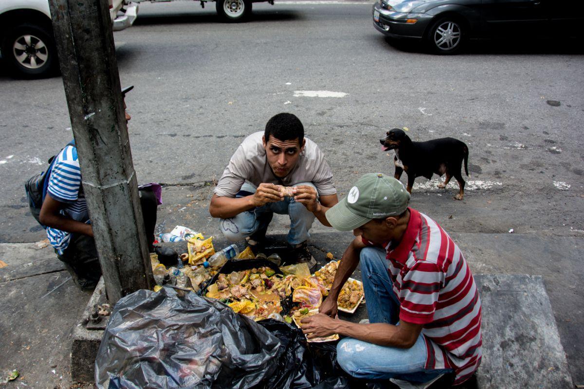 委内瑞拉：1400万买一只鸡，避孕药卖断货，穷人翻身只能靠选美