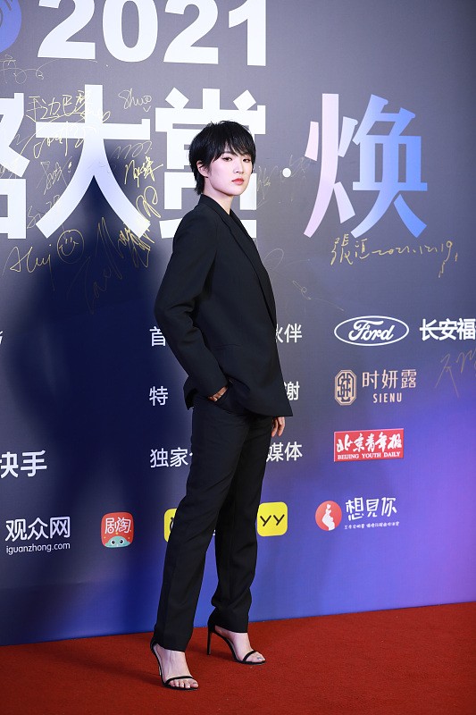 西装 终于知道姚安娜为什么总穿西装,又有气势又显瘦,短发穿更好看