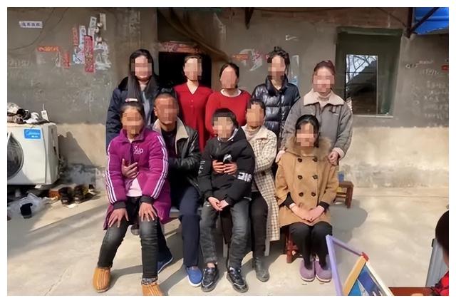 目光呆滞,笑容诡异,叶婷被放出来了,虽值得同情,却并不无辜