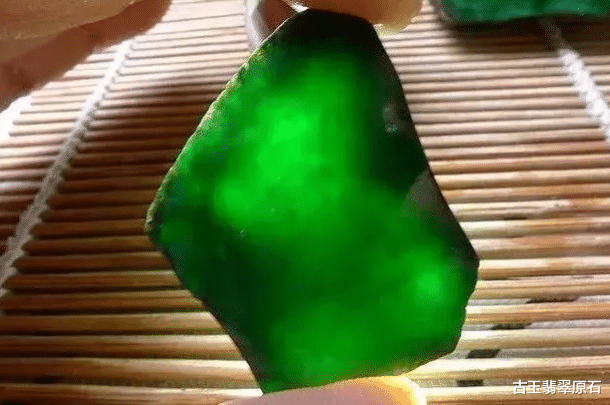 翡翠|帅哥花2800拿下的莫湾基翡翠原石，仅切了一刀，竟赢来全场欢呼？