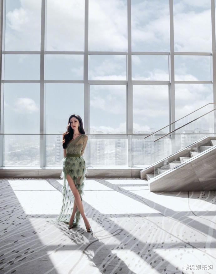 杨幂|36岁杨幂穿孔雀裙亮相,肤白貌美身姿婀娜,飘逸灵动宛若小仙女