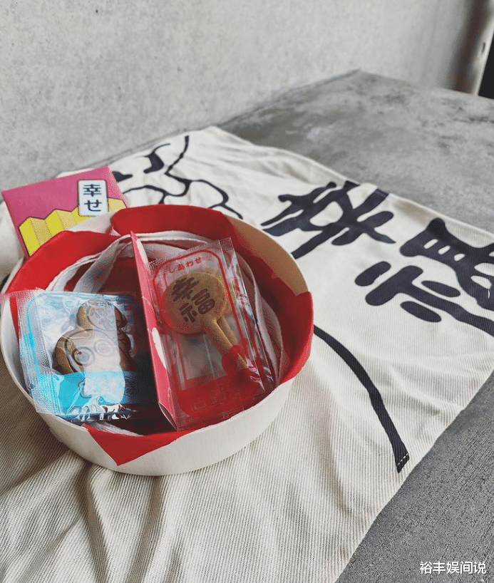 曾沛慈|曾沛慈结婚礼盒曝光,花布包装新奇又好玩,老公身份疑似曝光