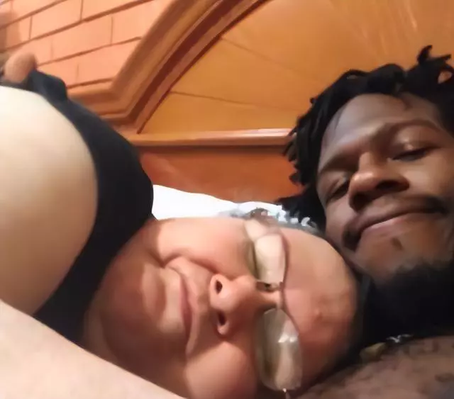 美一24岁男子恋上74岁女友，只因女友‘一张双峰照’