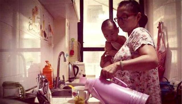 ?二胎妈妈参加家长会，开始前被老师婉言劝回：您先把衣服换了吧