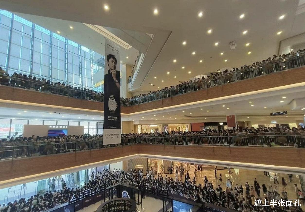 李易峰|李易峰参加线下活动，南宁的粉丝太疯狂，鞋挤丢了车也被拉走了