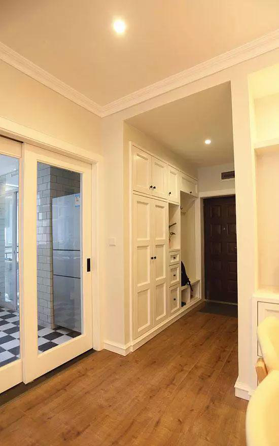 我家75平新房，入户鞋柜就把朋友迷住了，阳台榻榻米更能当一间房