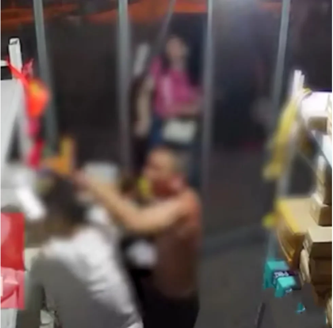 近日,湖南益阳,一赤膊男子掏5元钱买了槟榔后,却非要说给了店主50元