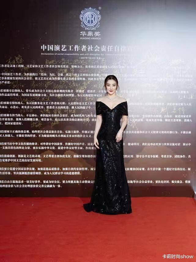 袁姗姗|袁姗姗的自律效果很明显，一袭修身礼服裙，不秀马甲线依然很显瘦