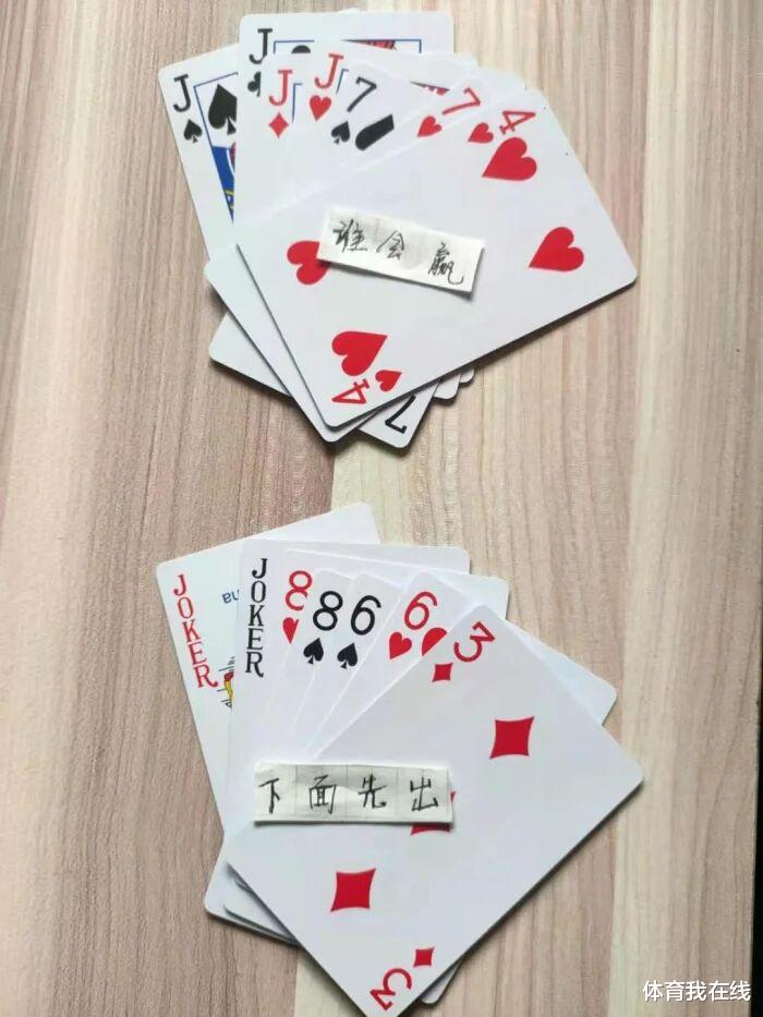 和女上司困在电梯里，女上司看了我一眼说：你想涨工资吗