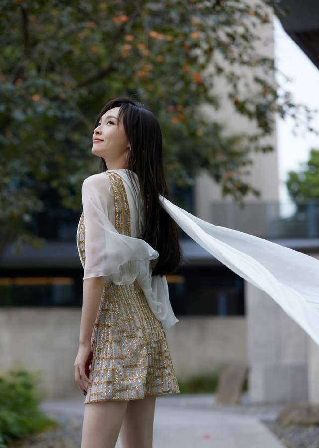 唐嫣|工作室晒出写真照,唐嫣一袭白裙亮相,大美娇妻