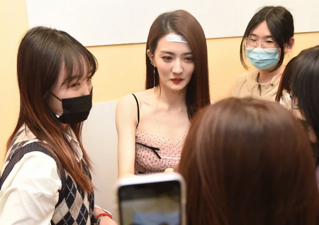 徐璐|徐璐生图暴露真实颜值，被指“大饼脸”，网友：假美女