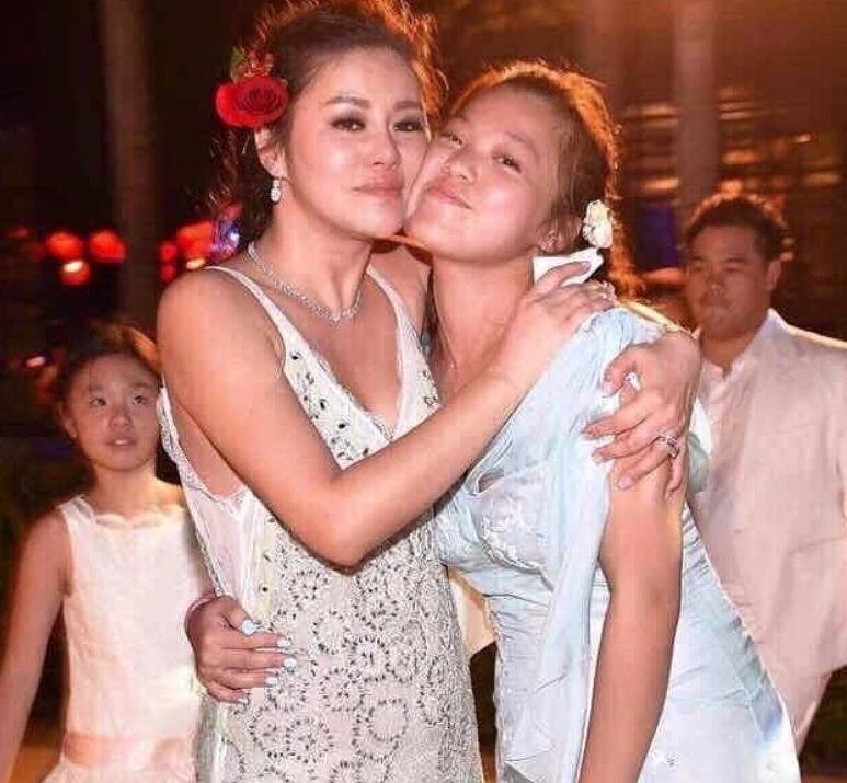 章小蕙|钟镇涛女儿晒合影,为后妈庆祝母亲节,与生母章小蕙已20年没同框