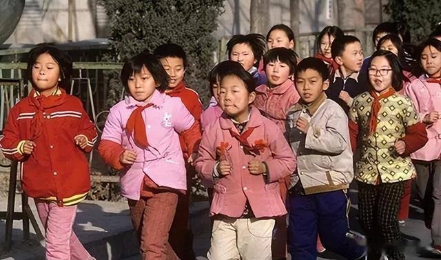 1988年安徽光棍兄弟收养女弃婴,34年后女孩仍单身:要嫁就一起嫁