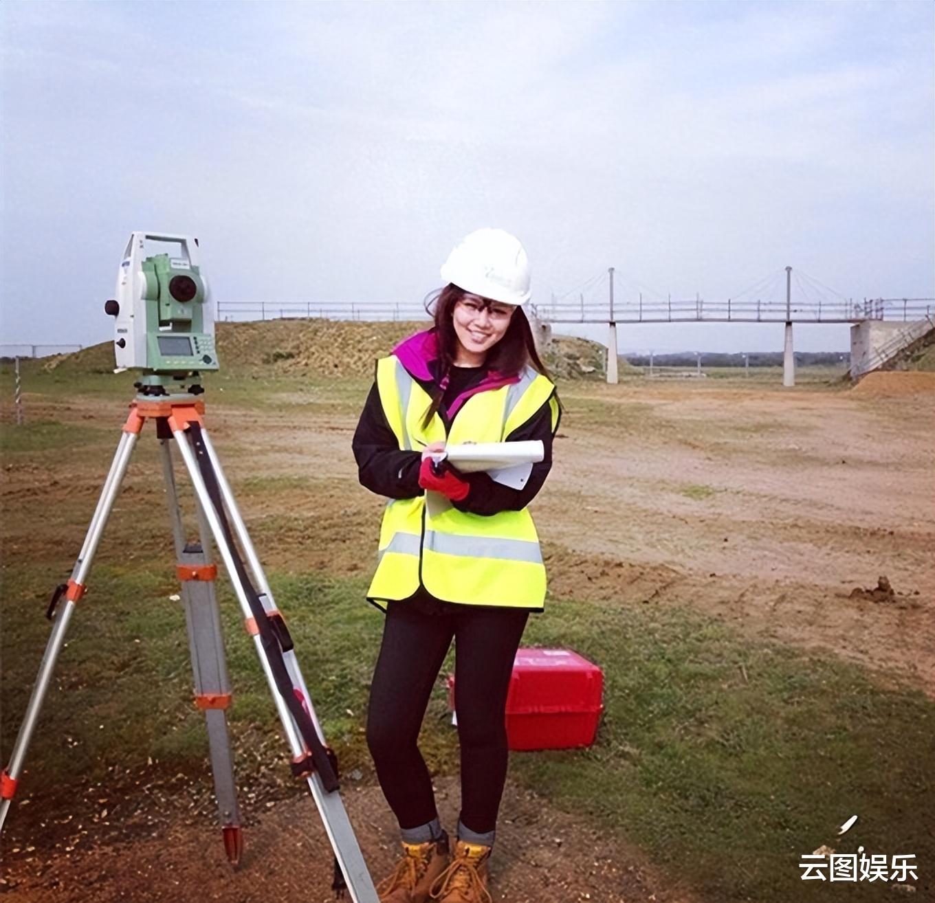 雪儿|文雪儿为外孙办百日宴，三代同堂太温馨，亲姐元秋涂红唇精神好