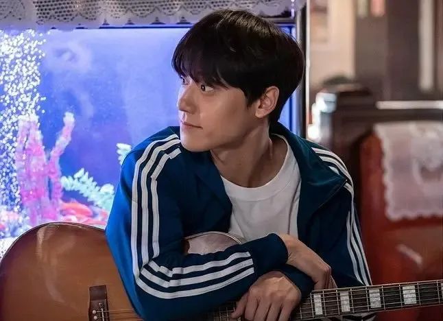 警察|再度回归的他，又出爆款大剧