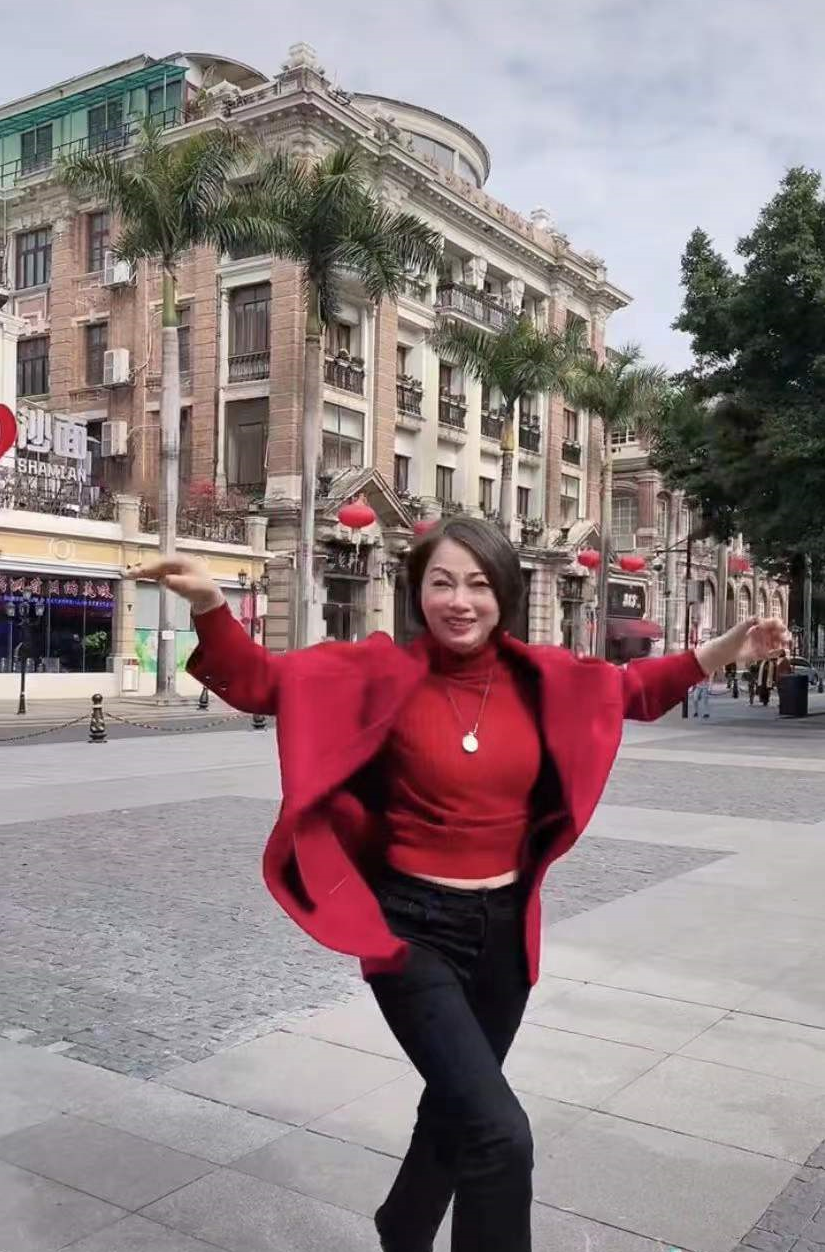 刘玉翠|55岁港星刘玉翠在广州街头热舞,不顾形象露肚皮,周围人来人往