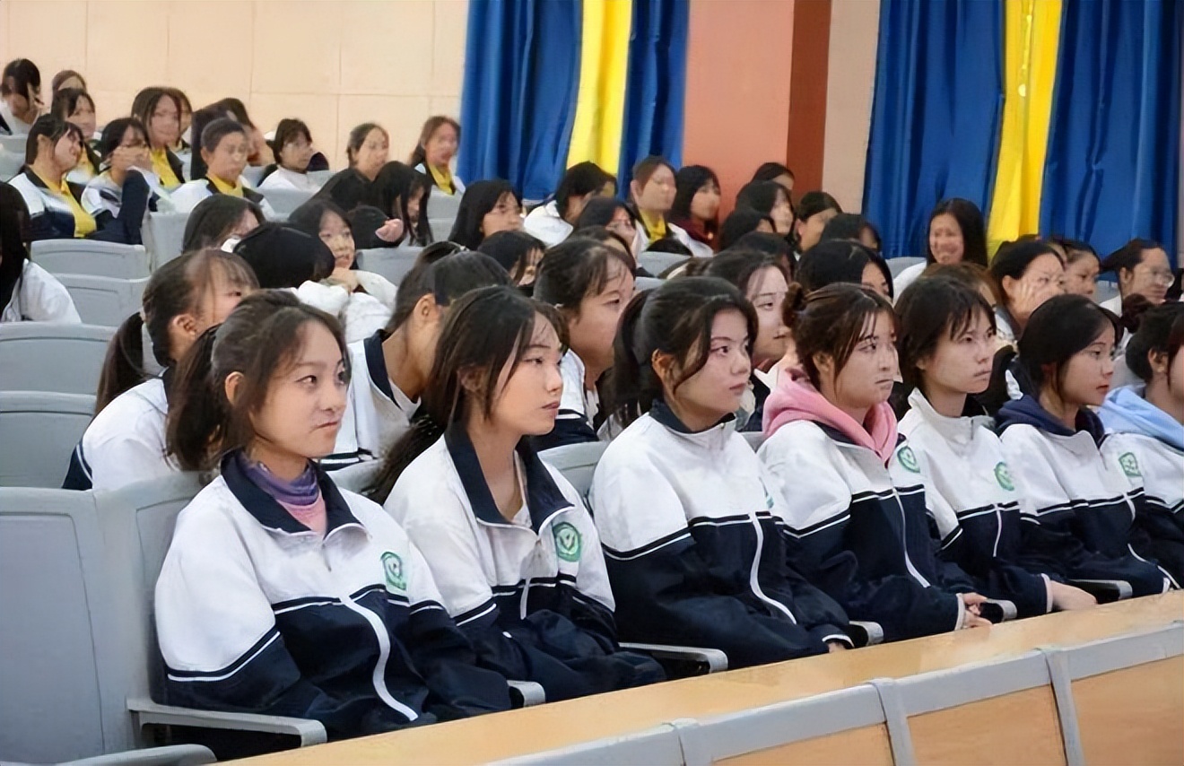 女孩|中专女孩vs高中女孩,一张对比照显露差距,同样青春不同命运