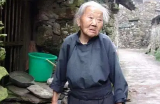 王老太靠拆迁得360万,给儿子300万女儿60万,后来儿女都不赡养