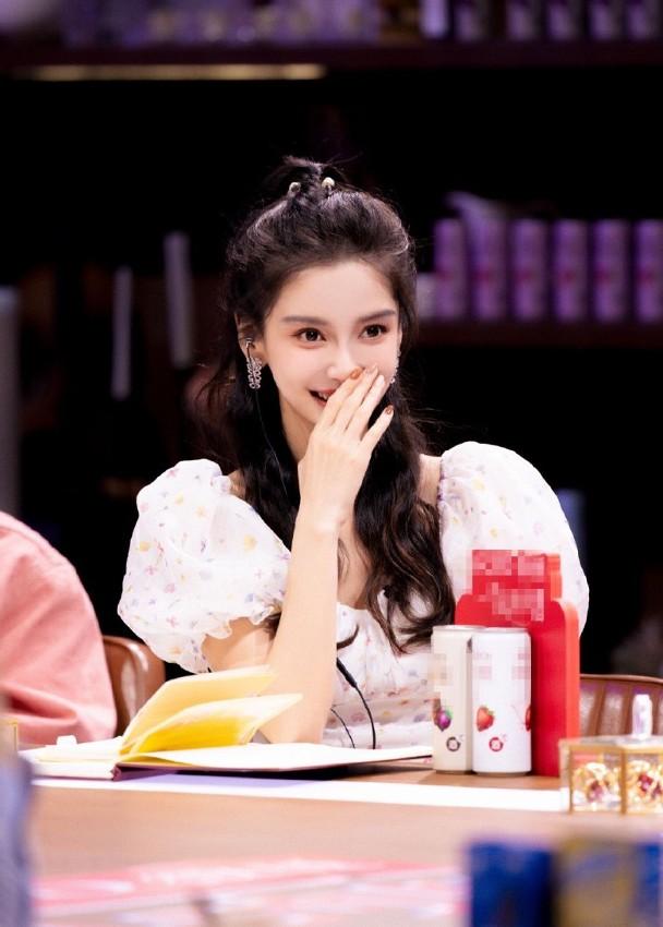 Angelababy|Baby被拍到打扮朴素前往刺青店咨询,直至离开才让人发现是女明星