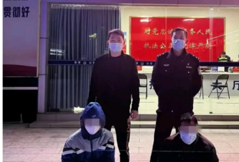 广西南宁,几名男子在酒吧喝完酒后,觉得不够尽兴,又转至夜市餐厅继续喝