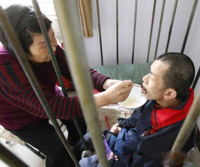 母亲把儿子关进笼子整整45年!得知背后真相,网友集体落泪