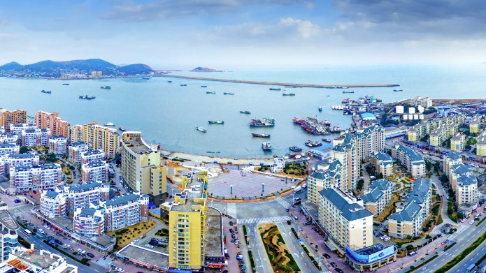 中国浙江省沿海城市，以盛产海鲜而闻名，高层建筑拔地而起