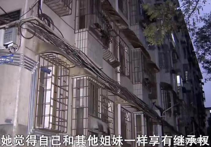 女儿伺候老妈端屎端尿,得知房子过户给了3姐妹哭泣:我想要公平