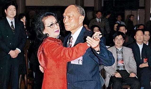 霍英东|霍英东二太太冯坚妮：离异带娃照样被霍英东偷偷娶进门，钟情一生