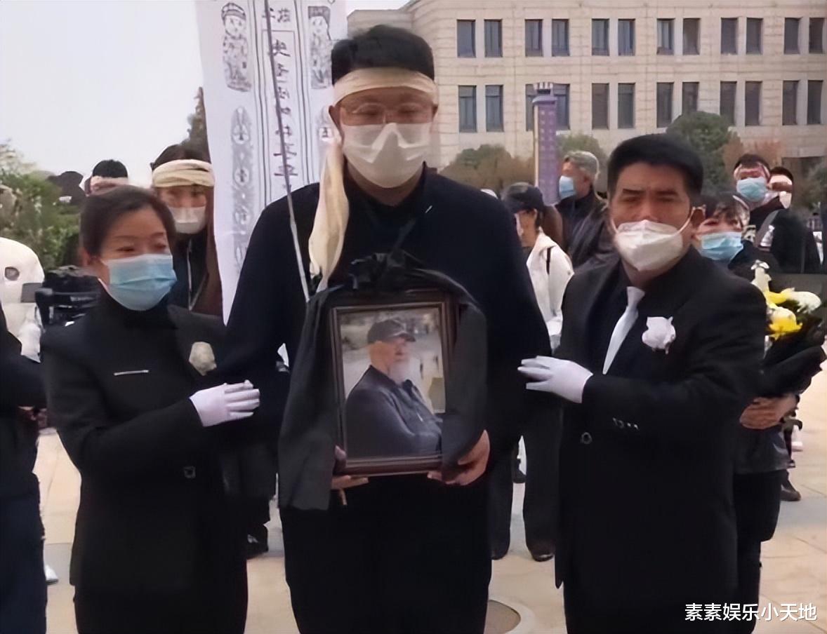 陆树铭告别仪式:悼念厅摆满花圈,孝子捧遗照做最后送别