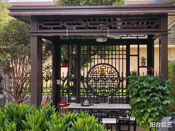 90后宝妈不顾家人反对坚持买带庭院的房子，安装凉亭后让人心动不已