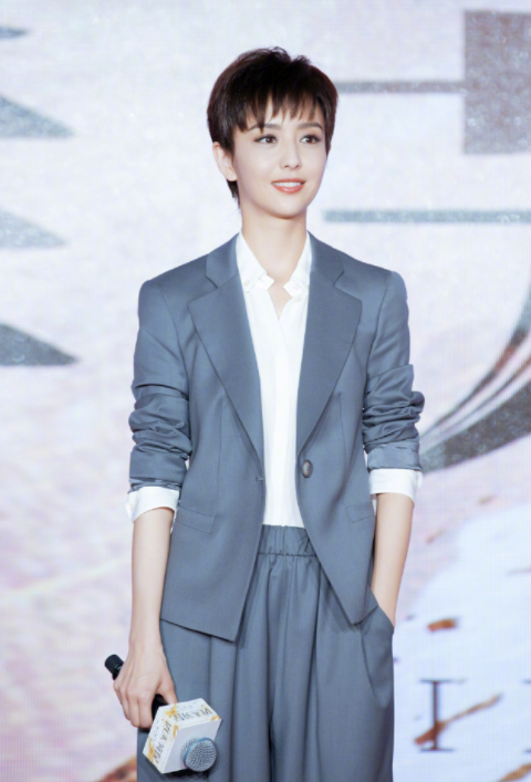 佟丽娅|佟丽娅换新发型堪比换了张脸！ “男人头”配灰西装，帅到认不出