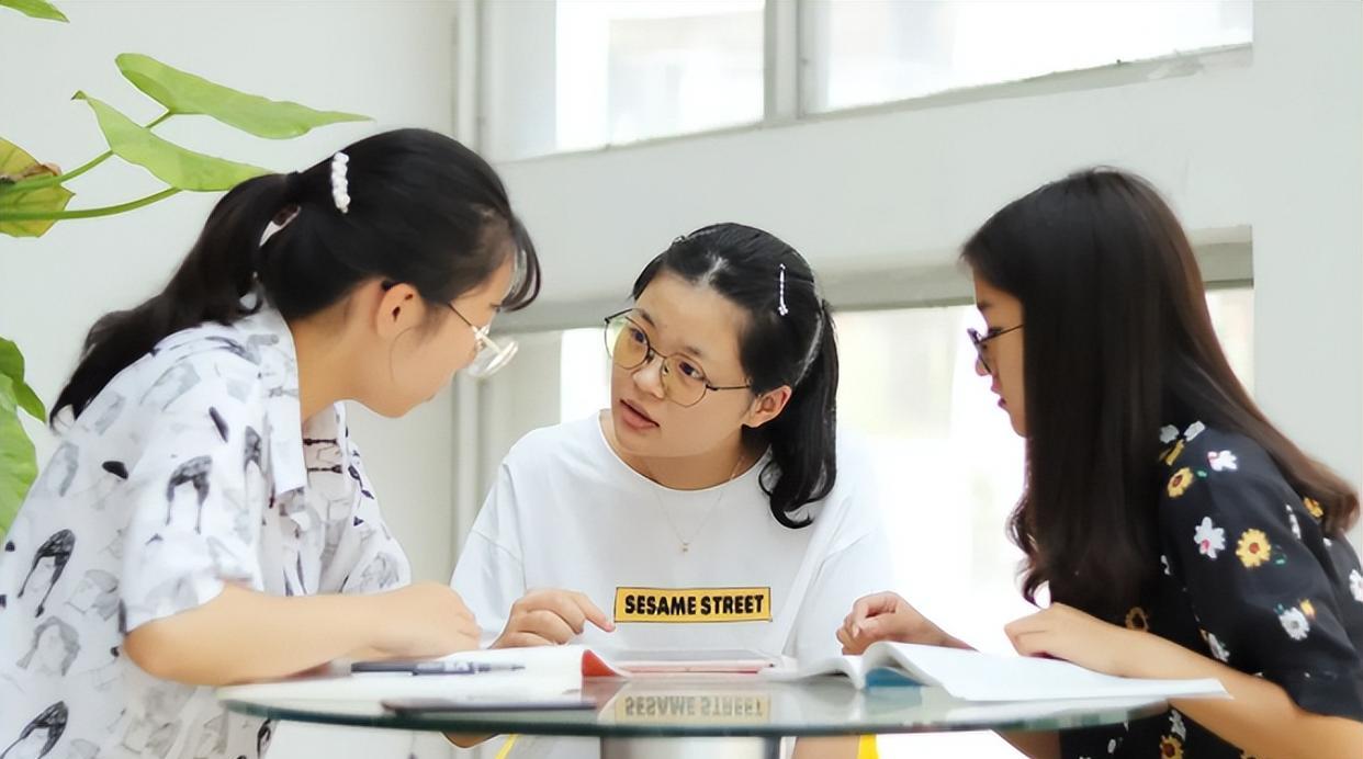 大学|中铁三局招文员，报名门槛和面试地点引热议，负责人的回应很迷惑