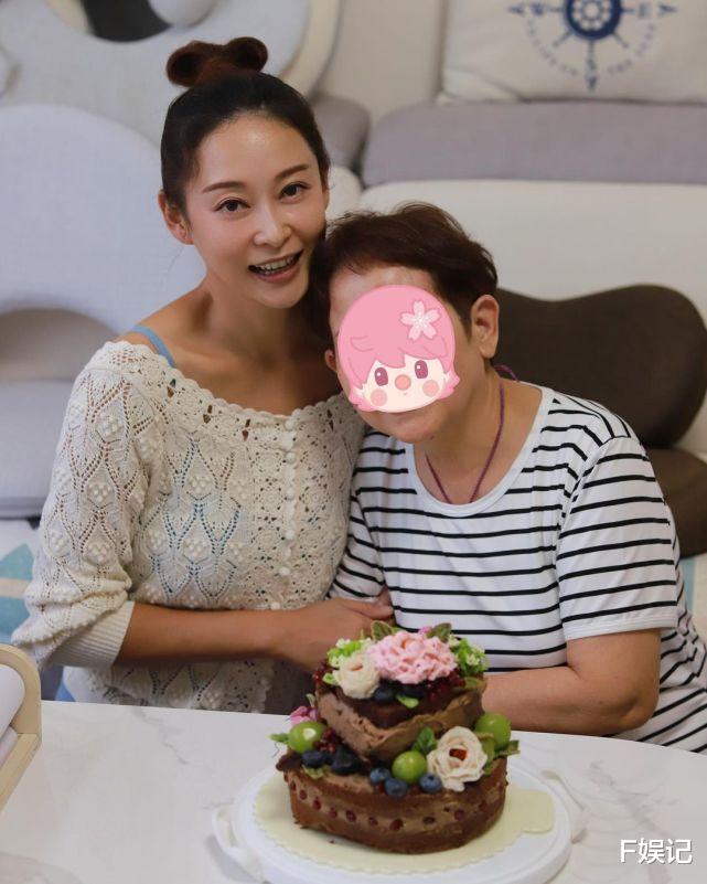 杨怡|杨卓娜携老公女儿为妈妈庆生 杨怡和罗仲谦没有出镜但女儿就有出镜