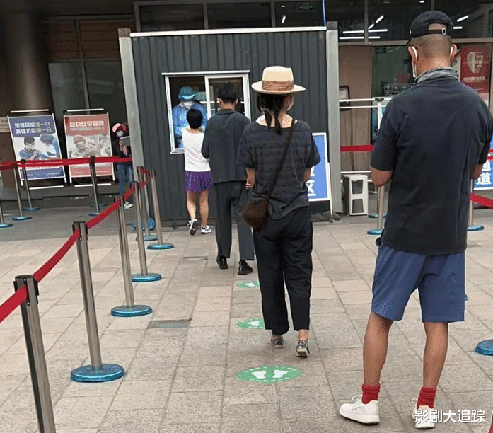 姜文|59岁姜文与二婚老婆排队核酸！身形暴瘦变年轻，妻子扎小辫显俏皮