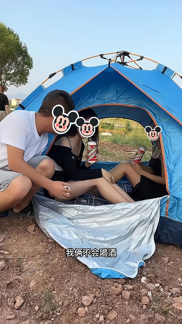两女子去露营,陌生男子上前搭讪,得知她们练过散打连忙走开