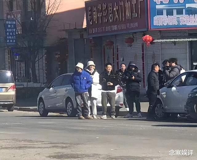 鹿晗|鹿晗在丹东街头录节目,肤白俊美像个大学生,从日本回国后大变样