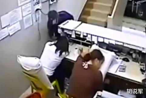 女子工作时看家中监控，2个月大女儿被奶奶锁家中哭1小时，心碎了