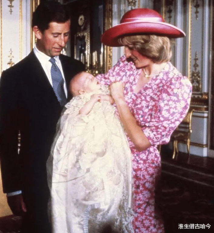 |祖孙情：1995年11岁的哈里为祖母女王撑伞，25年后他给梅根打伞