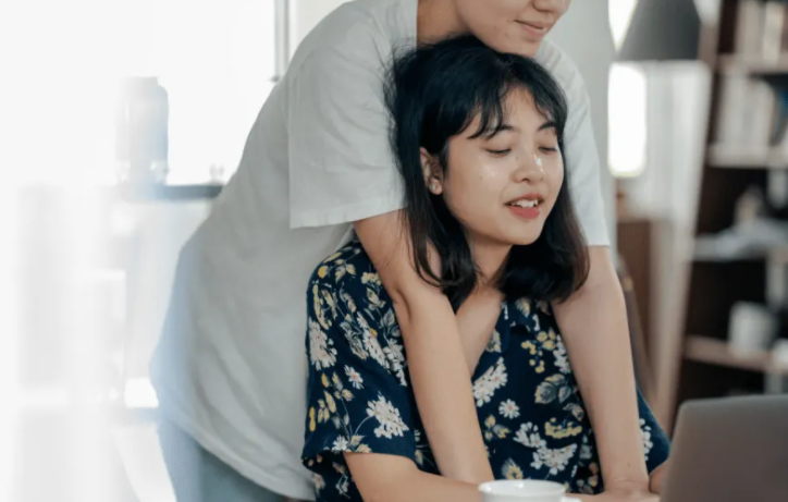 女子与工友出租屋亲热,被丈夫捉奸在床,结局令人意外