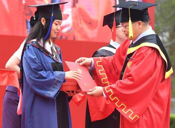 大学生|毕业照上满屏“大长腿”,却被老师指责太暴露,男同学却说很养眼