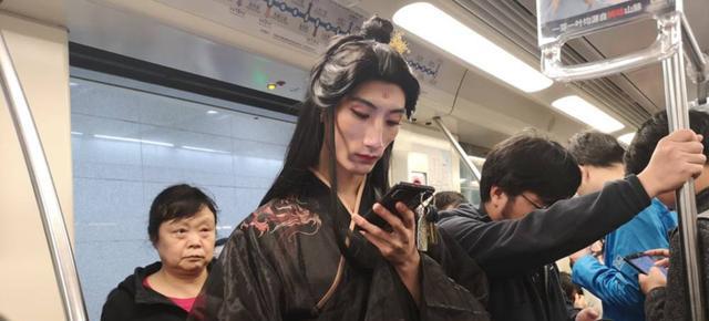 纪实:小伙穿汉服逛商场,却遭保安嘲笑驱赶:穿得像个“人妖”