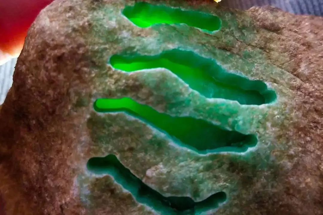 翡翠|1万入手的翡翠原石，没想到成品出来后，不涨个几十倍的价还不卖了！