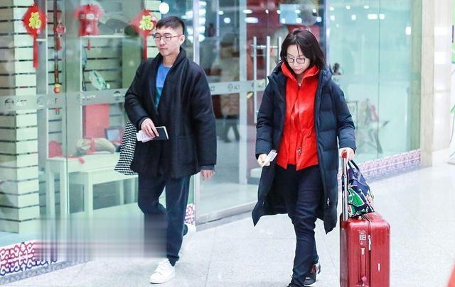 陈数|陈数罕见携钢琴家老公亮相,羽绒服配红夹袄,穿2件外套也很时髦